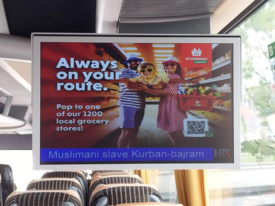 Krupni kadar ekrana s oglasom u autobusu